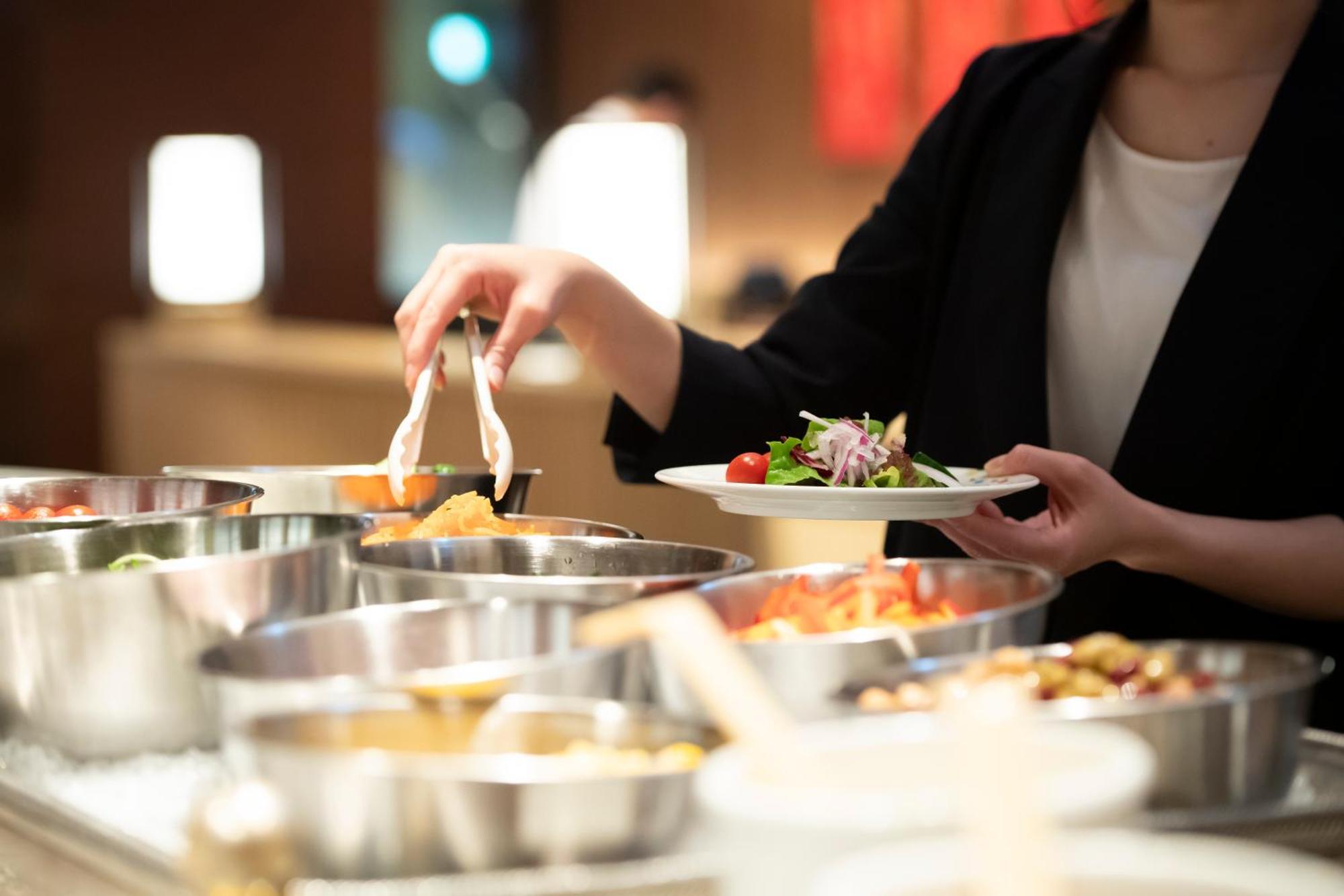 Kyoto Tokyu Hotel Exterior photo A woman using a buffet